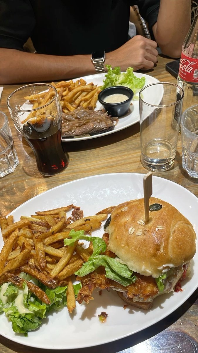 ansleygiddens's tweet photo. why does food taste 10x better when you didn’t have to pay for it 😭 https://t.co/tYCY1fUeen