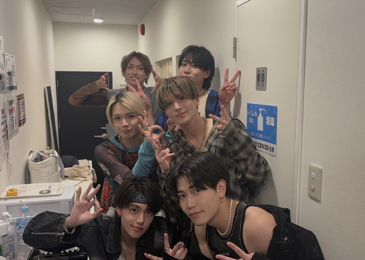 findi_mitsuki's tweet photo. スカイブルーありがとうございました！
今日もサプライズで駆け付けてくれたり嬉しい事がいっぱいでした✨

またコラボでは、僕たちのGIANT KILLNGを一緒に披露させて頂きました！🔥い��もとは違うジャイキリを楽しんで頂けたかな？？
演者の皆様、ありがとうございました！

さあ、明日も楽しみ😆 https://t.co/gnjjC0qwSZ