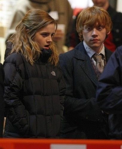 cinevow's tweet photo. Daniel Radcliffe, Emma Watson and Rupert Grint on the set of Harry Potter and the Deathly Hallows: Part 1, 2009 https://t.co/l8l4erfogU