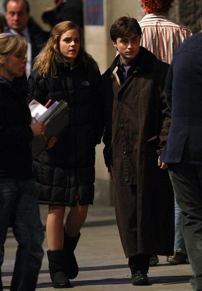cinevow's tweet photo. Daniel Radcliffe, Emma Watson and Rupert Grint on the set of Harry Potter and the Deathly Hallows: Part 1, 2009 https://t.co/l8l4erfogU