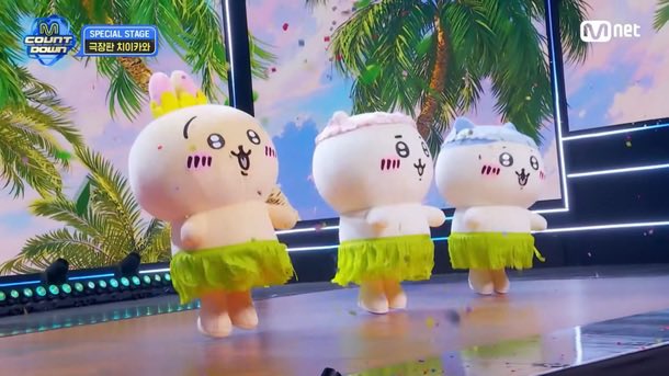 keitadj3's tweet photo. 劇場版 #ちいかわ 、Mカでサプライズデビュー🎊（韓国メディア）

ネットユーザーは「韓国でのデビューステージなのに立派だ」「ちいかわが泣きもせず、本当に上手ですね」「まさに漫画から飛び出してきた完璧なアイドル」など、ユーモアと愛��あふれるコメントを寄せ、彼らの特別なデビューを祝福した https://t.co/83WPaiItKC