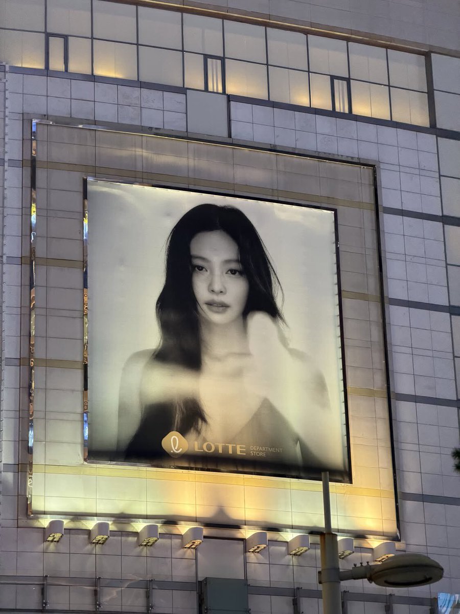 namanhna's tweet photo. 롯데백화점 본점에서 찍었던 #제니 광고 사진 몇 장 더••• 
너무 예쁘다 https://t.co/3D0m6QVCMg