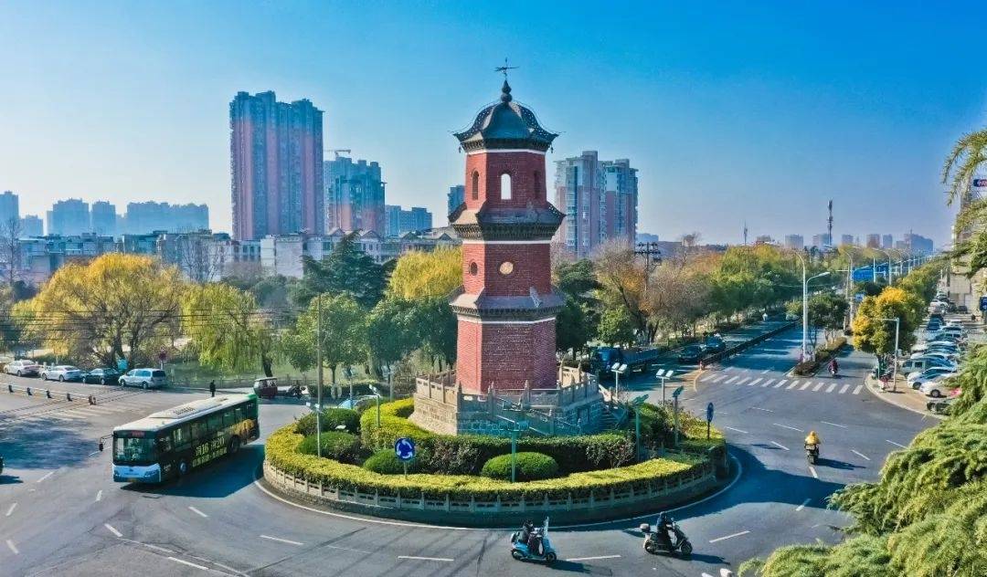 scott_p_4871's tweet photo. [The flag flutters over the ancient city of Fuyang, full of vitality and hope.]， https://t.co/KhKYiKqDsh