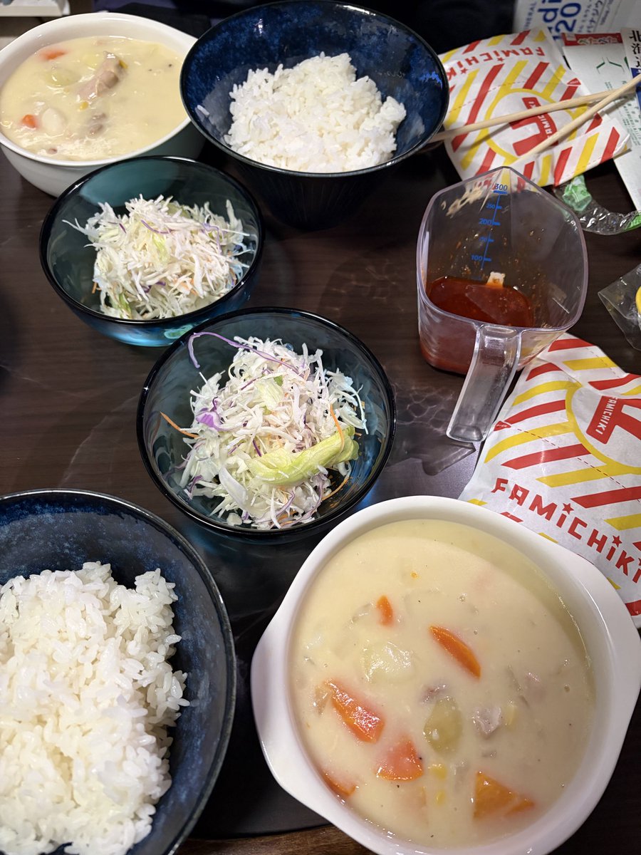 Sing_Reona's tweet photo. 今夜のレオナ飯は…

クリームシチュー
サラダ🥗
(ドレッシングはあさきてぃ作)
ファミチキスモークチキン です

そして誕プレで食べたかった大きなプリンとパイの実パンをあさきてぃ@asakireality に買ってもらったぁ💕
美味しくいただきました😋
ありがとう♡
 #Princess飯 https://t.co/df6HkA9qUN