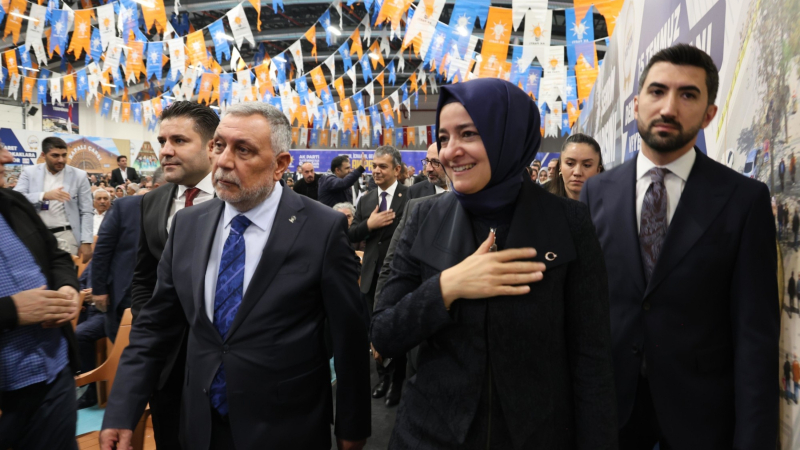 huseyinedemir1's tweet photo. AKP neşteri derin vurdu. Fon vurgunu vesilesiyle istifa ettirilen Fatma Betül Sayan Kaya’nın tüm WhatsApp gruplarından çıkarıldığı ve bundan sonra gönderilerine like atılmayacağı duyuruldu. https://t.co/82udCatpmM