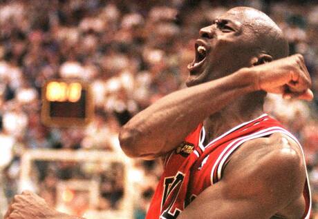 Agenzia_Ansa's tweet photo. Una maglia di Michael Jordan indossata durante la sua ultima stagione con i Chicago Bulls è stata venduta per 12,3 milioni di dollari, circa 10,5 milioni di euro, stabilendo il nuovo record per un cimelio appartenuto alla leggenda del basket. #ANSA 
https://t.co/6HIE5lyxil https://t.co/ybg9ye3hmE