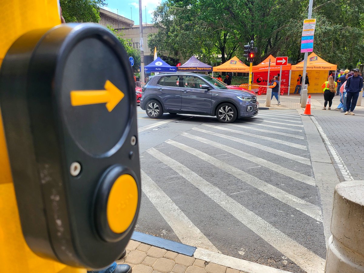 MyJRA's tweet photo. Safe pedestrian mobility is a top priority in Braamfontein.🚶

Through our Mobility &amp; Freight Dept and the Braamfontein Crossings Improvement Project, we have upgraded key traffic signals with:
* Synchronised lane lights and timers
* Audio push buttons for the visually impaired. https://t.co/h87o4aYd0R