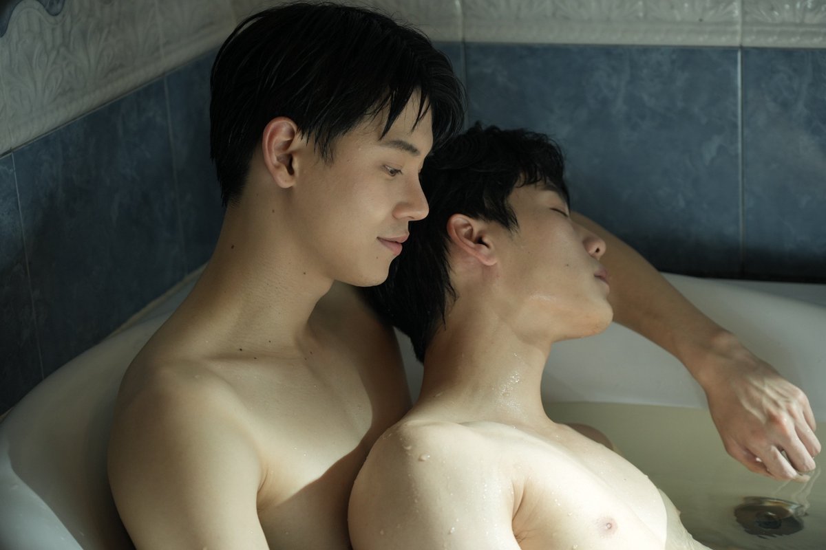 Ylismchanel's tweet photo. เรื่องย่อ “ที่รักสารวัตรเธียร์ l Police In Love”EPISODE 04

หลังจากทั้งคู่เดินทางกลับมาถึงเชียงใหม่ ความสัมพันธ์ของทั้งคู่ก้าวกระโดด เธียร์ (หยิ่น อานันท์ ว่อง) ได้รับสายจาก อาสิน (หนู สุรศักดิ์ ชัยอรรถ) ผู้กำกับสภ. ว่าเขาได้พ้นโทษจากข้อกล่าวหาทำผู้ต้องหาตาย อาสินบอกให้เธียร์ไปขอบคุณมังกร (วอร์ วนรัตน์ รัศมีรัตน์) เพราะเขาคือคนที่ช่วยให้เธียร์พ้นความผิดในครั้งนี้
  
เธียร์ธาเซอร์ไพรส์มังกรด้วยการเอามอเตอร์ไซค์คันเก่าคันโปรดจากพะเยามาให้ และพามังกรไปเที่ยวสถานบันเทิง พร้อมกับภูวินทร์ (เชน โรจนินทร์ กุลภัทร์ธนาพนธ์) และลูกพลับ (บอส ธปณัฐ อธิคมโภคิน) ที่มาเยี่ยม และ คณิน (กฤต รณกฤต ตันติวิไล) ณดล (ตั๋ง ชินดิศ เวียงวิเศษ) ก็มาร่วมวงด้วย

ณ สถานบันเทิง นอร์ท (อูโน่ อัครธีร์ พิชาภิรมย์ภิญโญ) เด็กโฮสต์หนุ่มหล่อเข้ามาจีบมังกร เธียร์ไม่สบายใจ โชว์ความเป็นเจ้าของต่อหน้านอร์ท

มังกรเมาไม่ได้สติ จากการดื่มเบียร์ของนอร์ท เธียร์สัมผัสได้ว่ามังกรไม่ได้เมาธรรมดา อาการของเขาเหมือนยากระทิงดำ ยาเสพติดตัวใหม่ที่เพิ่งแพร่ระบาดในเชียงใหม่

มังกรไม่รู้สึกตัว ความต้องการของเขาเริ่มรุนแรงขึ้นเพราะฤทธิ์ยา มังกรรุกหนัก จนเธียร์ต้านไม่ไหว เขาอุ้มมังกรไปแช่น้ำเพื่อให้อาการดีขึ้น มังกรหมดแรงหลับไปในอ้อมกอดของเธียร์ในอ่างน้ำนั้น

ติดตามชม “ที่รักสารวัตรเธียร์ | Police In Love” ทุกวันเสาร์ เวลา 20.00 น. ดูได้ที่ WeTV ที่เดียวเท่านั้น
#ที่รักสารวัตรเธียร์
#PoliceInLove 
#yinwar 
#shaneboss 
#KitTang