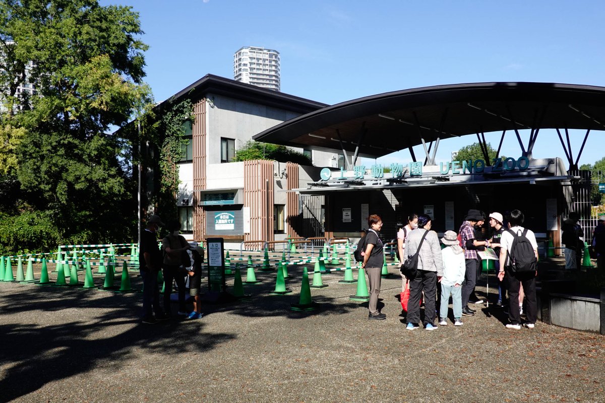 r_ichiro's tweet photo. パンダがいなくなって開園前に待つ人は珍しくなったけど今日は都民の日で入園無料だった。学校も休みだし。
昼頃に見たらけっこう混んでいた。 https://t.co/9wlmQrytPF