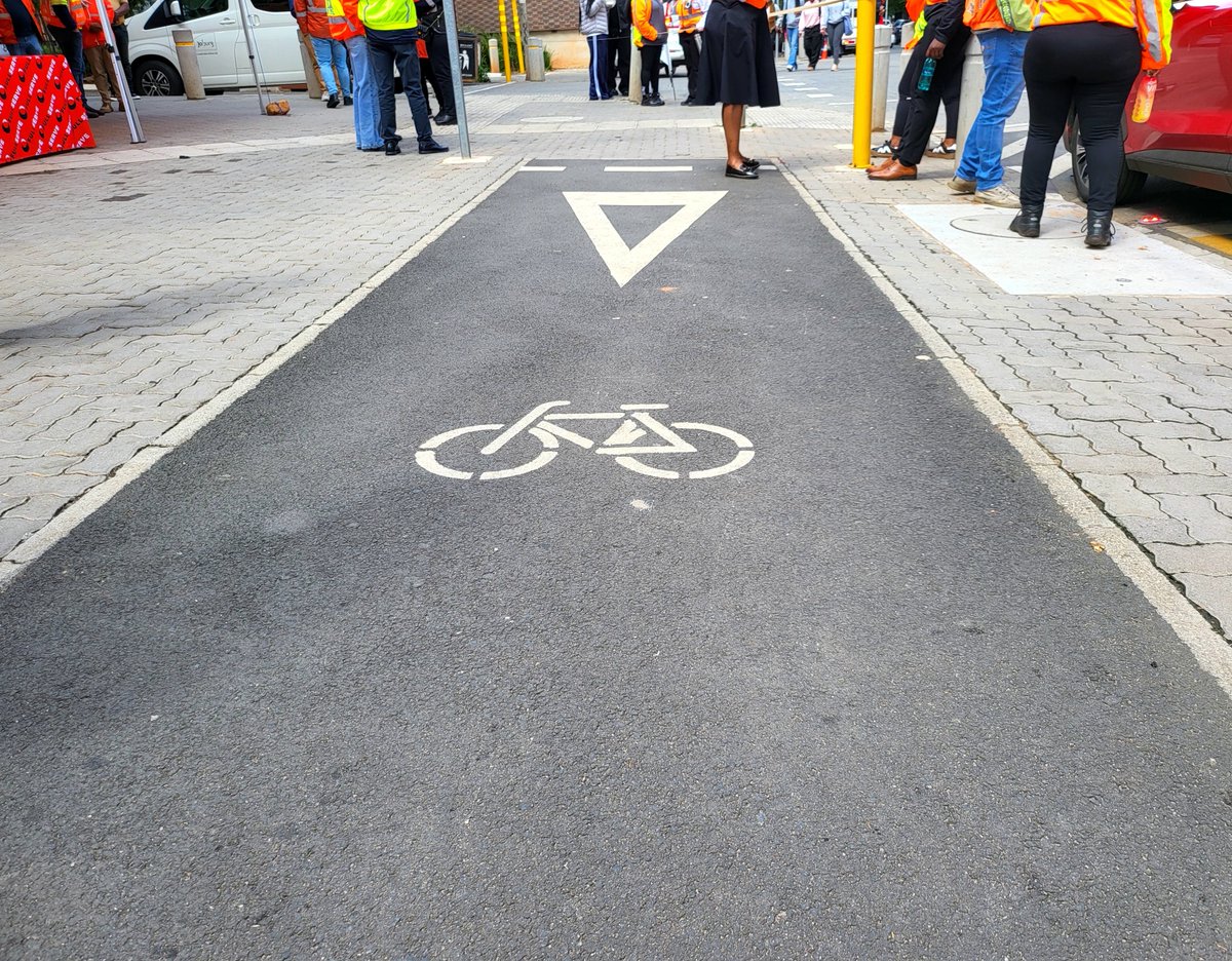 MyJRA's tweet photo. Safe pedestrian mobility is a top priority in Braamfontein.🚶

Through our Mobility &amp; Freight Dept and the Braamfontein Crossings Improvement Project, we have upgraded key traffic signals with:
* Synchronised lane lights and timers
* Audio push buttons for the visually impaired. https://t.co/h87o4aYd0R