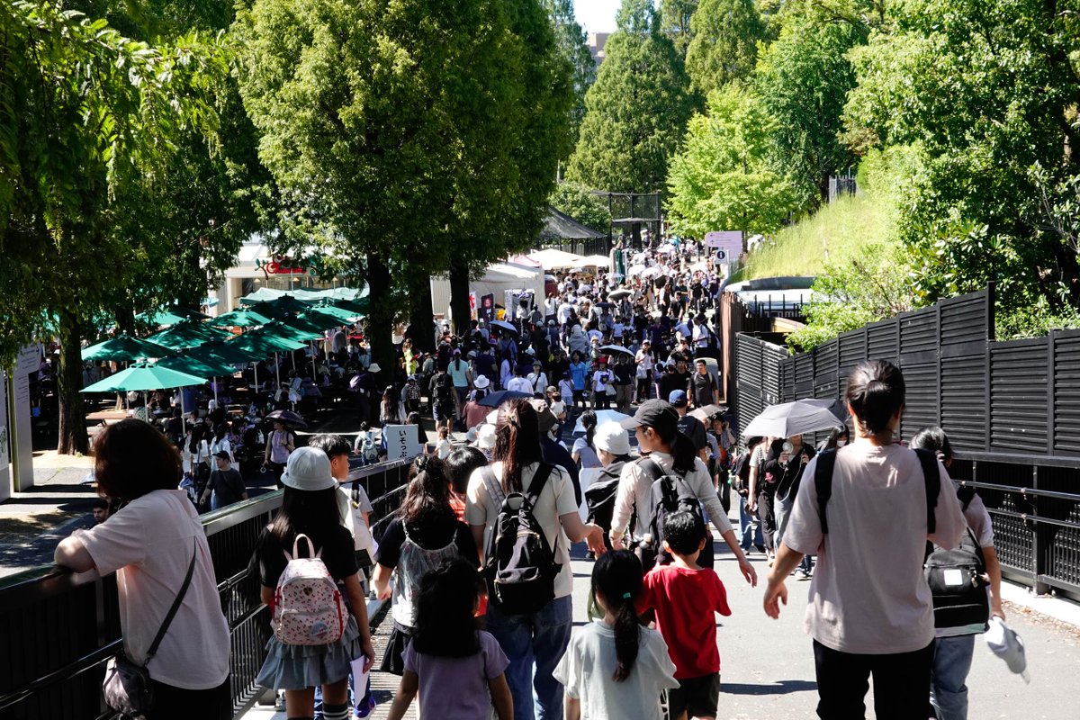 r_ichiro's tweet photo. パンダがいなくなって開園前に待つ人は珍しくなったけど今日は都民の日で入園無料だった。学校も休みだし。
昼頃に見たらけっこう混んでいた。 https://t.co/9wlmQrytPF