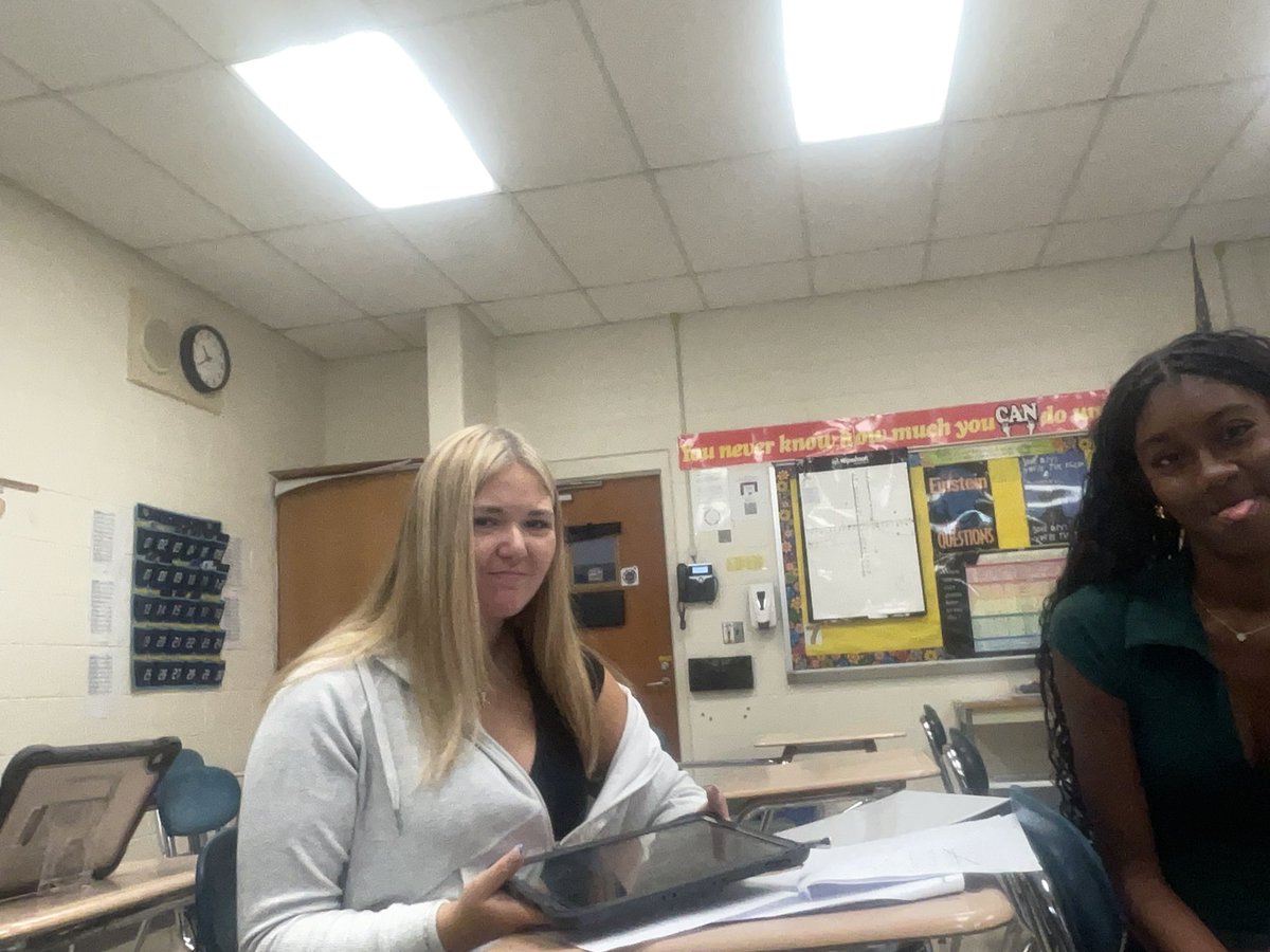 Cocalnecait's tweet photo. math class with shelby and @elainaarce2028 https://t.co/UDiMK39Hky