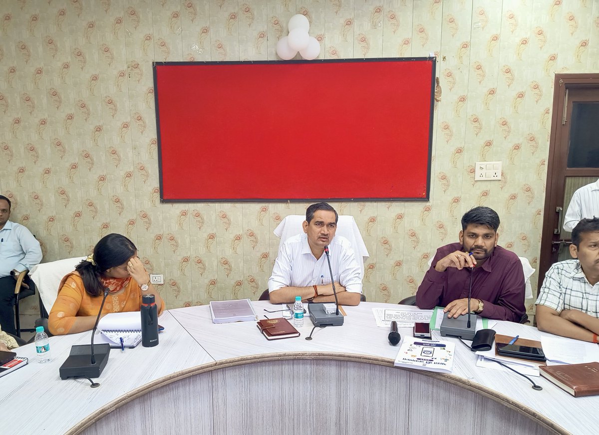 DMMathura1's tweet photo. उत्तर प्रदेश विधान परिषद के खण्ड स्नातक के 05 एवं खण्ड शिक्षक के 06 निर्वाचन क्षेत्रों का द्विवार्षिक निर्वाचन 2026 के संबंध में समस्त प्रभारी अधिकारियों के साथ समीक्षा बैठक हुई संपन्न।

अंतिम प्रकाशन दिनांक 6 जनवरी 2026 के अनुसार खण्ड शिक्षक हेतु कुल 6694 मतदाता (4315 पुरुष व 2379 महिला) है तथा खण्ड स्थातक हेतु कुल 10669 मतदाता (7175 पुरुष व 3494 महिला) है।

सभी प्रभारी अधिकारियों को निर्वाचन से संबंधित समस्त कार्यों को ससमय पूर्ण करने के निर्देश दिए।

@ECISVEEP
@ceoup
@UPGovt
@CMOfficeUP
@InfoDeptUP
