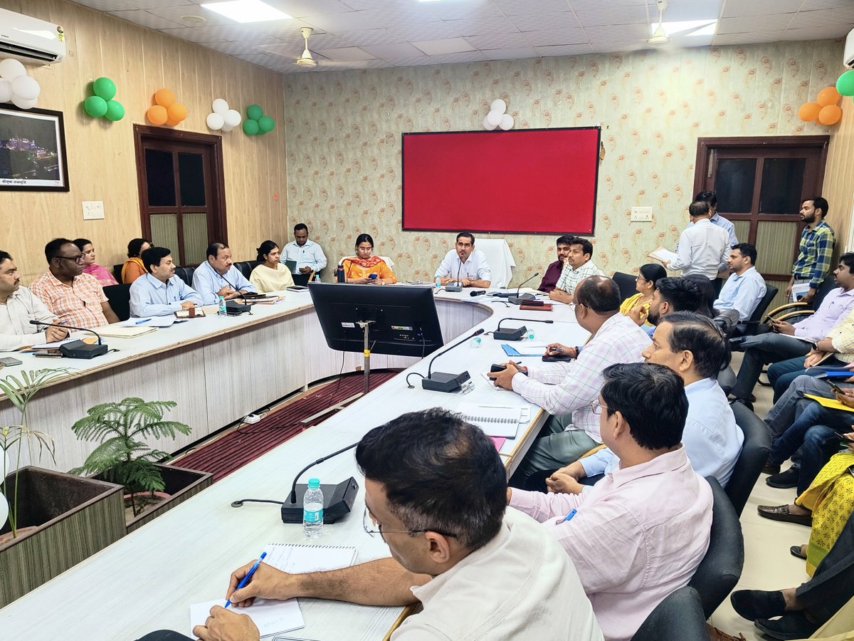 DMMathura1's tweet photo. उत्तर प्रदेश विधान परिषद के खण्ड स्नातक के 05 एवं खण्ड शिक्षक के 06 निर्वाचन क्षेत्रों का द्विवार्षिक निर्वाचन 2026 के संबंध में समस्त प्रभारी अधिकारियों के साथ समीक्षा बैठक हुई संपन्न।

अंतिम प्रकाशन दिनांक 6 जनवरी 2026 के अनुसार खण्ड शिक्षक हेतु कुल 6694 मतदाता (4315 पुरुष व 2379 महिला) है तथा खण्ड स्थातक हेतु कुल 10669 मतदाता (7175 पुरुष व 3494 महिला) है।

सभी प्रभारी अधिकारियों को निर्वाचन से संबंधित समस्त कार्यों को ससमय पूर्ण करने के निर्देश दिए।

@ECISVEEP
@ceoup
@UPGovt
@CMOfficeUP
@InfoDeptUP