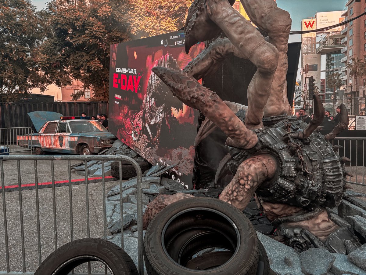 WormsicleTV's tweet photo. Random shots of some the props they had 🔥⚙️

#EmergenceLA #EDAY https://t.co/azB0qOK0Yr