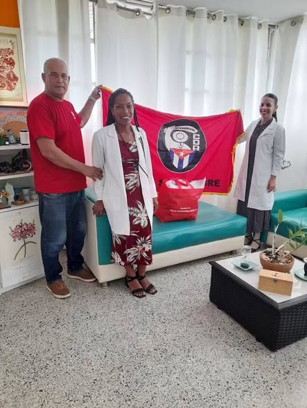 gpppmatanzas's tweet photo. En gesto humano, el grupo Amigos de la Solidaridad y la Amistad, de México, donó medicamentos al Hospital  Dr. Faustino Pérez. La Dra. Taimí Rodríguez, y su equipo de trabajo, recibieron el donativo, entregado por los CDR Provincial.
 #GobMtz #CubaNoEstáSola https://t.co/uVHPfBFaU1