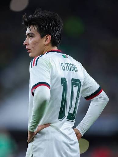 DailyFootyTakes's tweet photo. 🚨 BREAKING: Liverpool are preparing a £40 MILLION move to sign Mexican wonderkid Gilberto Mora! 🇲🇽

The 17 year old record breaker has been tearing up Liga MX with Tijuana, and the Reds are now pushing to secure his signature.

Massive signing for the future, or too high of a fee for a teenager? 👀