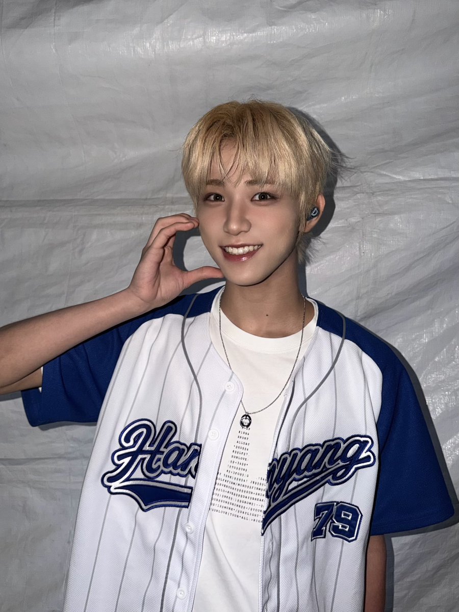 AHOF_official's tweet photo. 대학교 축제 정말 즐거웠어요〜(^o^)
앞으로도 열심히 할 테니까 많이 지켜봐 주세요🐻

#AHOF #아홉
#DAISUKE #다이스케 https://t.co/bQ94FZXyZj