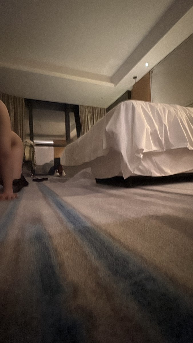 Beccca_sexy's tweet photo. 其实一开始是男朋友把我们的视频发在他的老色批群里，但渐渐地，我开始享受被人围观、评论的感觉。

有些字眼，是羞辱或是称赞不过是一线之间。

开账号没跟男朋友提过，也许他也已经知道，但默认。

也许他内心也想看看自己的女朋友可以骚成什么样子，你说呢？

#打完假期第一炮 https://t.co/9w48hiFthh