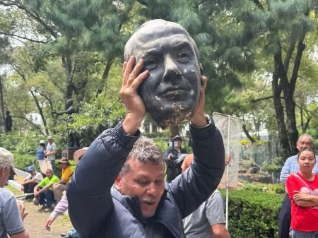 neoliberalover's tweet photo. Aquí vemos como el SME, los perros rabiosos patrocinados por @JesusRCuevas, levantan la cabeza de Don @FelipeCalderon dándolo por el gran triunfador de la contienda, “Sindicato de rémoras VS Estadista” 

No es posible que después de 17 años, no hayan podido conseguir un empleo nuevo. 

¿Saben estimados electricistas, cómo le hubieran podido ganar a Felipe Calderón y que en verdad le hubiera dolido más?
Que le demostraran que eran gente trabajadora, que no necesitaban de un sindicato mamador e incubadora de huevones que se dejaban las plazas entre familias o las vendían… le hubiera dolido más y quizá hasta les hubiera reconocido que después de 17 años en lugar de andar rompiendo estatuas y siendo los gatos del bañagatos, presumieran que tenían la capacidad de ser emprendedores, de fundar empresas, de aportar a México.

Pero cortar la cabeza de una estatua no te hace patriota, te hace un zángano inmaduro y frustrado.