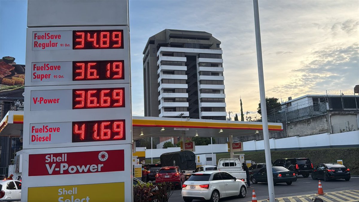 news_sanjuan1's tweet photo. 🚨 ¡BAJAN LOS COMBUSTIBLES! TRAS EXENCIÓN DE IMPUESTOS REPORTAN NUEVOS PRECIOS ⛽📉🚗

Súper Q36.19, Regular Q34.89 y Diésel Q41.69. Guatemaltecos aprovechan rebaja por exención de IDP e IVA. ⛽🚗

#Guatemala #CombustiblesGT #EconomíaGT #NoticiasGT #AlertaGT https://t.co/vRpAXivUUg
