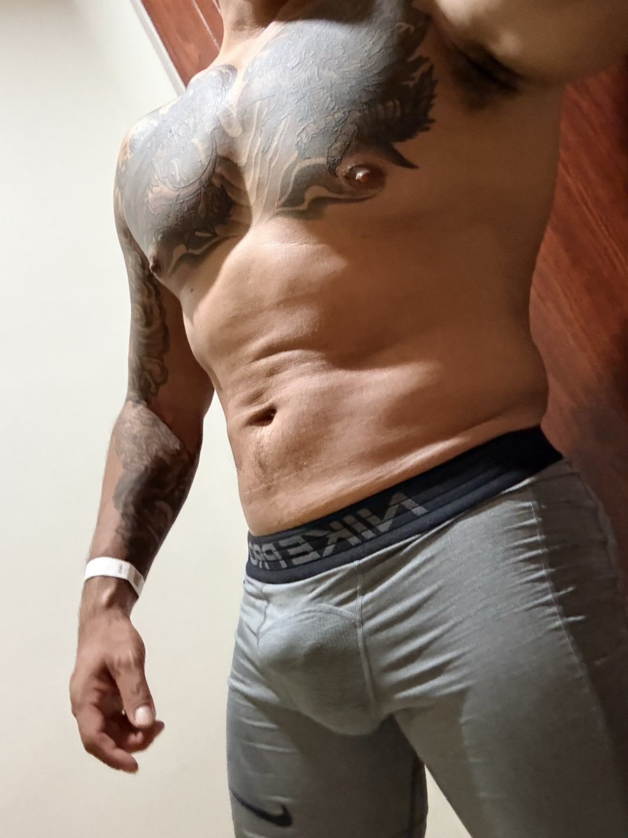 callmeurdom's tweet photo. @OlimpoDeDiosass Single musculoso, tatuado y guapo disponible para hotwifes en GDL manden dm https://t.co/b3yCWti8Sq