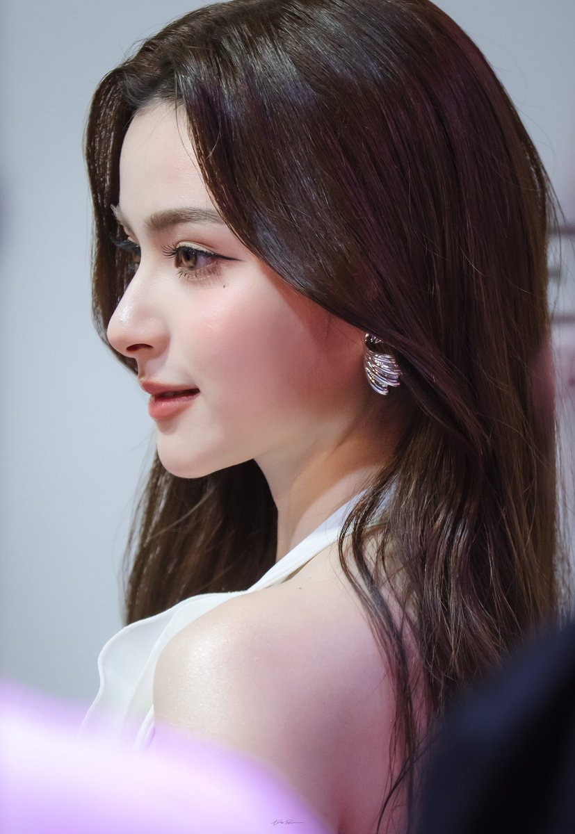 emprimii's tweet photo. you are it girl of the visualy girl ✨ https://t.co/AQYEiuV080
