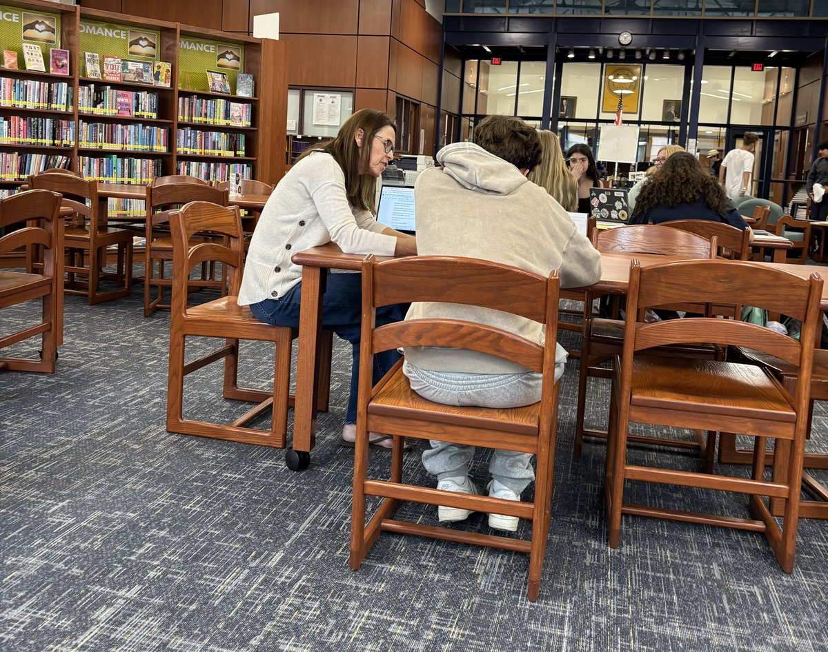LCHS1954's tweet photo. Ms. Lane’s students are receiving thoughtful coaching as they set meaningful reading goals to guide their work this year. When students understand where they are, where they’re going, and the steps to get there, they become active partners in their learning. @LCPSOfficial https://t.co/3zOTcctwG1