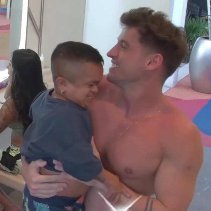 REALITY_CLIP's tweet photo. Manu: "vos me haces acordar a Brian Sarmiento, un participante de mí Gran Hermano. Pasa que a él lo tenía de hijo en la casa"

Obviamente no dijo eso pero tenía la obligación de publicarlo jajaja

#LaCasa593 #GH #GranHermano https://t.co/CRFSvFBEjN