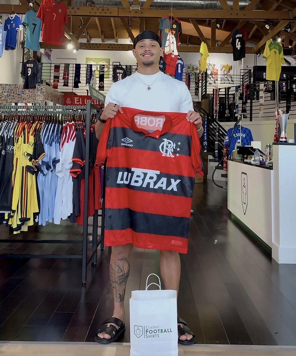 golsdobrasil1's tweet photo. O meia Xavi Simons, do Tottenham, comprou uma camisa retrô do Flamengo da temporada de 1993 durante uma visita à loja Classic Football Shirts.

A peça escolhida pelo holandês tem o número 7 nas costas.

📸 Divulgação https://t.co/9pGoBw018n