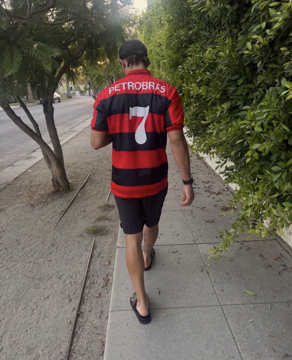 golsdobrasil1's tweet photo. O meia Xavi Simons, do Tottenham, comprou uma camisa retrô do Flamengo da temporada de 1993 durante uma visita à loja Classic Football Shirts.

A peça escolhida pelo holandês tem o número 7 nas costas.

📸 Divulgação https://t.co/9pGoBw018n