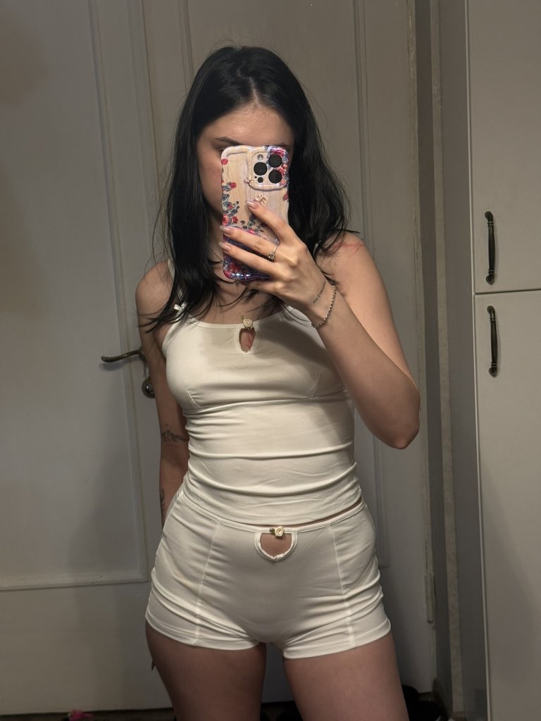 Ansssoos's tweet photo. What do you think of my loungewear? https://t.co/Zg7GTiMwEN