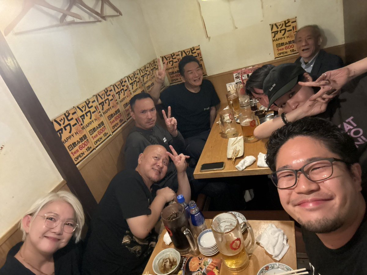 Evraak_official's tweet photo. 渋谷CLUB QUATTRO ありがとうございました!!!!沢山のご来場、ありがたいお言葉、大感謝です。
そしてKATATONIAという素晴らしいバンドと2daysご一緒させていただき、本当に光栄でした。また、必ずお会いしたい。ラスト打ち上げの景色です。皆様また会いましょう。 https://t.co/9NpKtX7PZV