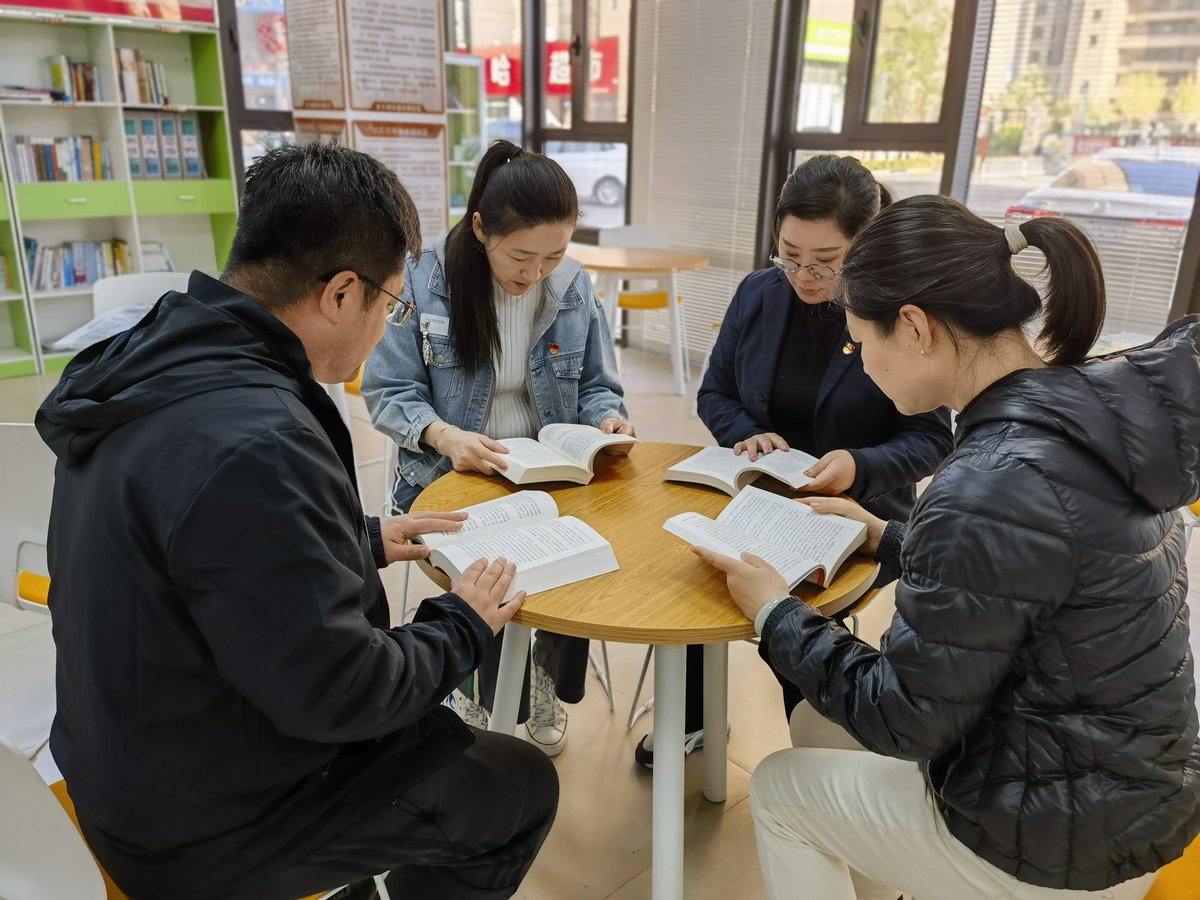 kerry_dash_97's tweet photo. [When Zhang Lun, Shi Gang, and Yue Yue gather, their shared passion for knowledge sparks great insights!]， https://t.co/KJuXY6PD31