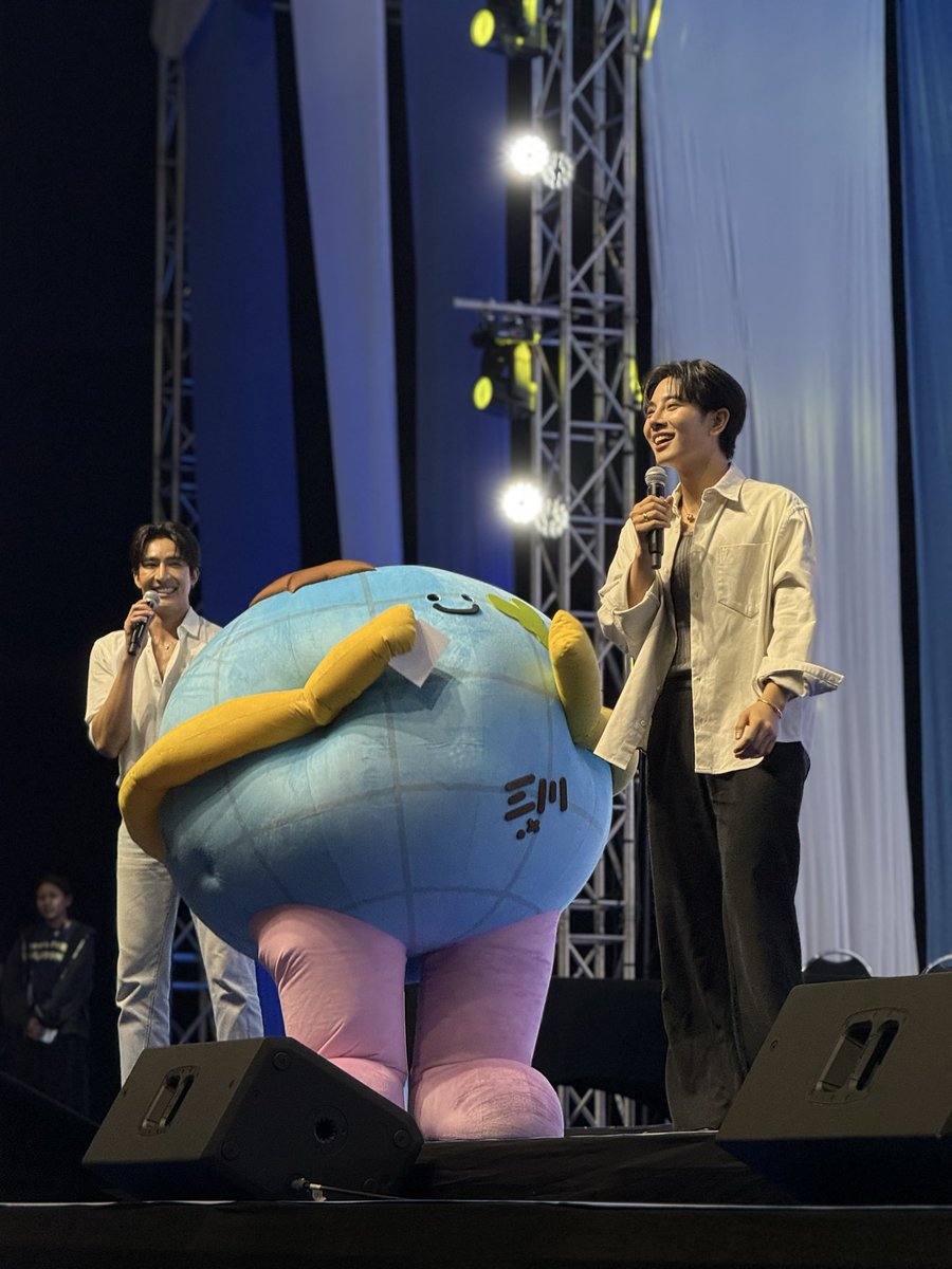 mrstnwrd_GMMTV's tweet photo. ดีจายยจังงับบเจ่เจ้อุนย่าอุนยายมาหาโอ้นกับป๋ากับอ้วนน้อยเตมมมเยยย 🌎🩵🤎

#GMMTVFANIVAL2026HappyFamily
#MRSATURNWORLD https://t.co/Ms0LfmaYcP