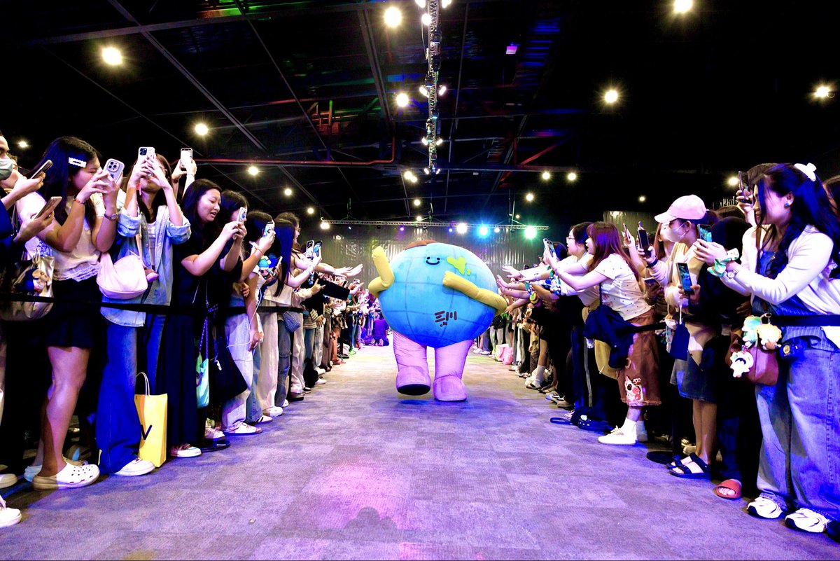 mrstnwrd_GMMTV's tweet photo. ดีจายยจังงับบเจ่เจ้อุนย่าอุนยายมาหาโอ้นกับป๋ากับอ้วนน้อยเตมมมเยยย 🌎🩵🤎

#GMMTVFANIVAL2026HappyFamily
#MRSATURNWORLD https://t.co/Ms0LfmaYcP