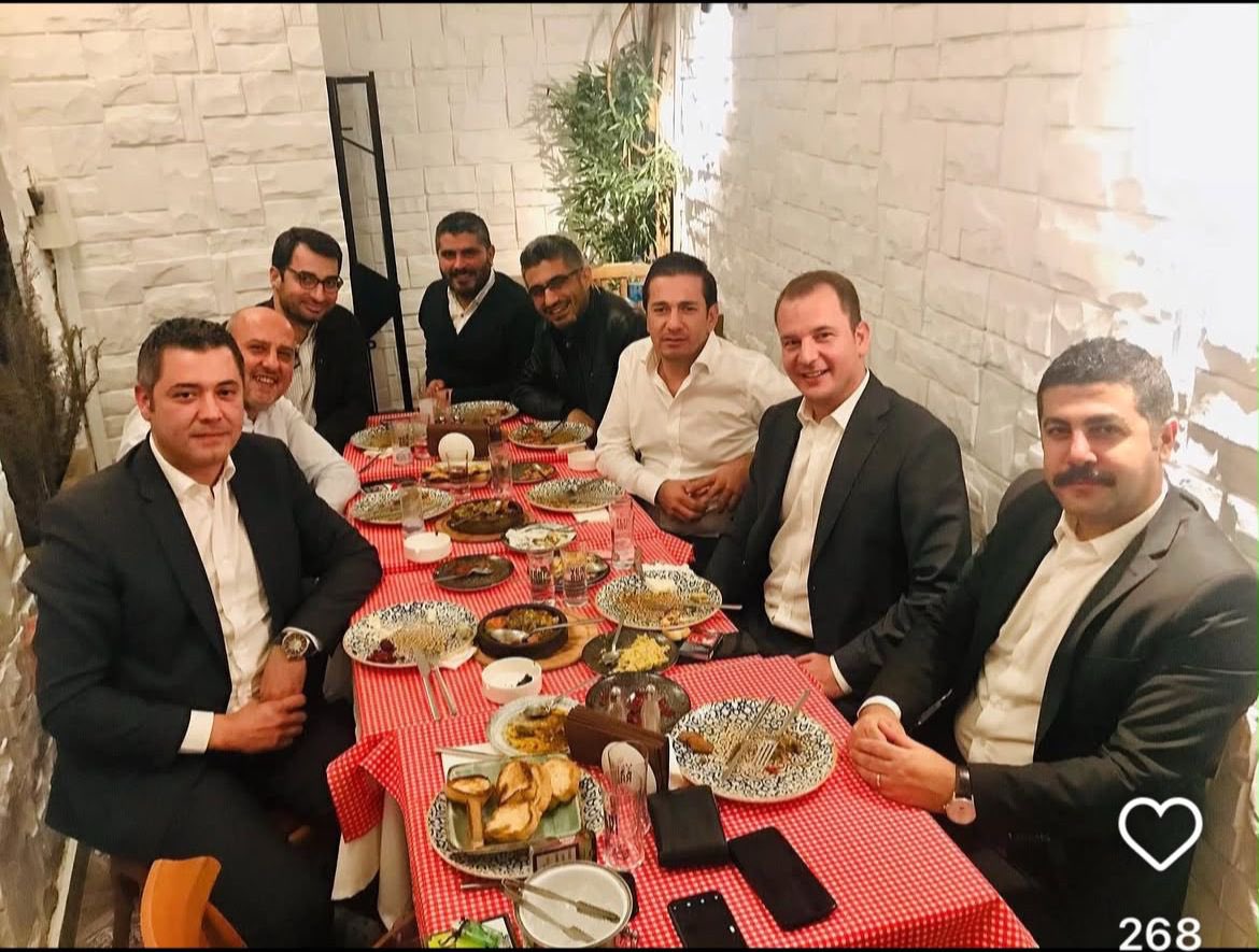 ankara_kusu's tweet photo. Kadim dostların keyfini kimseler bozamaz 😁

Kadim Meyhane, kaynağı belli olmayan paralarla Ahmet Şık tarafından satın alınmış. Örgüt üyeliğinden hükümlü adaşı Ahmet Saymadi'nin üzerine yapılmış, üstüne masa kurulmuş. Masaya da meyhanenin hem resmi hem gayriresmi sahibi bir güzel kurulmuş 😁

Kendilerine "Ahmetciğim sen bu meyhaneyi hangi parayla aldın?" diye soramayacak gazeteci dostları da meyhanede ağırlanmış.

Barış Terkoğlu masada, Barış Pehlivan masada, Medya AŞ Genel Müdürü Murat Ongun masada, hepsini davalarda savunan avukat masada.. 😉

Doğru söyle Ahmetciğim, hesabı kime ödettin? Kasaya yengeyi mi oturttun, enişteyi mi oturttun? Fotoğrafı çekenin kim olduğunu sen mi söylersin, ben mi söyleyeyim? 😁 @ahmetsahmets 

Sizin ilişkiler de bir değişik... Hem Barışlarla rakı tokuşturuyorsun hem de fon istediğin işadamlarına arkadaşlarını atıp tuttuyorsun. Barışlar için “satılık kalemler, parayla iş yapıyorlar” dediğini de ben mi söyleyeyim yoksa işadamlarındaki ses kayıtlarından mı dinlerler? 😁

Haa gazeteci arkadaşlar "Yok canım Ahmet öyle şeyler dememiştir" diyorlarsa ilgili işadamlarını arayıp teyit alabilirler 😂
