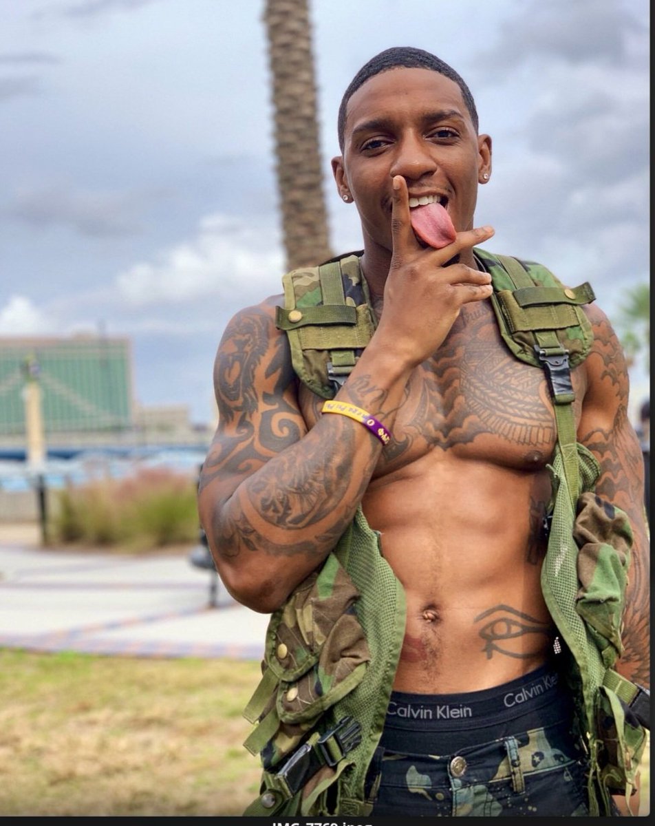 Maleeyecan53414's tweet photo. Cum get a taste 😋 
#sexyblackmen #fineblackmen #maleeyecandy #bigolive #bigorecap #Eyecandy https://t.co/kvQW9q0PtY