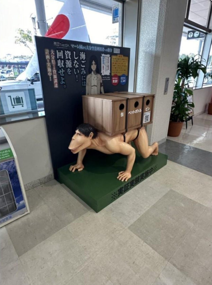 iamjudyyyyyyyy's tweet photo. Imagine you never heard of Attack On Titan and you go to the airport and see this fcking thing there. https://t.co/HEjWb5AGhn