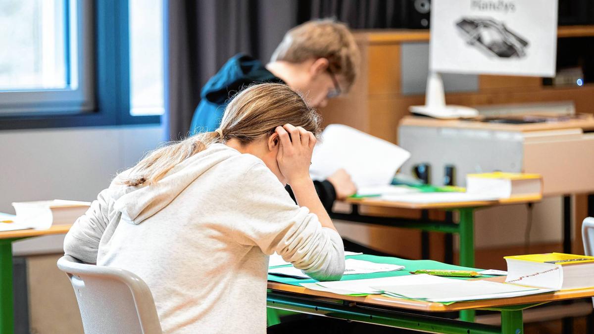 AZ_Augsburg's tweet photo. Zum zweiten Mal in Folge scheitert ein bayernweiter Vergleichstest daran, dass die Aufgaben vorab durchgesickert sind. Schuld ist eine einzelne Schule. https://t.co/8kMLUKKwJz https://t.co/1FDpJHPCIi