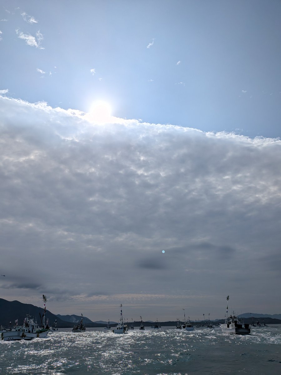 akuapattuxa's tweet photo. 宗像大社にご神体を運ぶみあれ祭って神事があるんだけど今年は天候が悪かったのがご神体を乗せた船が走り出すと徐々に晴れてきて船の走ってるところだけ雲が消えて快晴になったのはマジで神様っているんだなーっと
漁師たちが海の神様を信じるのが分かった気がする

#宗像大社　#みあれ祭 https://t.co/MlM4OA4KFU