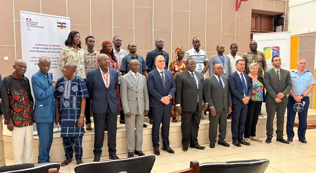 FranceBangui's tweet photo. 🇫🇷⚖️ La France soutient la Cour pénale spéciale

L’Ambassade de France a remis des équipements et logiciels pour numériser les procédures et jugements de la Cour, ainsi que des formations pour les greffiers.

#RCA 🇨🇫 #Justice #CPS #France https://t.co/SWvEVpyu07