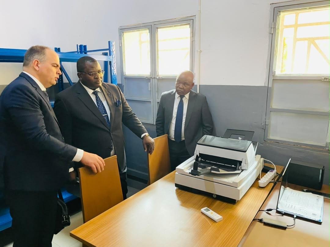 FranceBangui's tweet photo. 🇫🇷⚖️ La France soutient la Cour pénale spéciale

L’Ambassade de France a remis des équipements et logiciels pour numériser les procédures et jugements de la Cour, ainsi que des formations pour les greffiers.

#RCA 🇨🇫 #Justice #CPS #France https://t.co/SWvEVpyu07