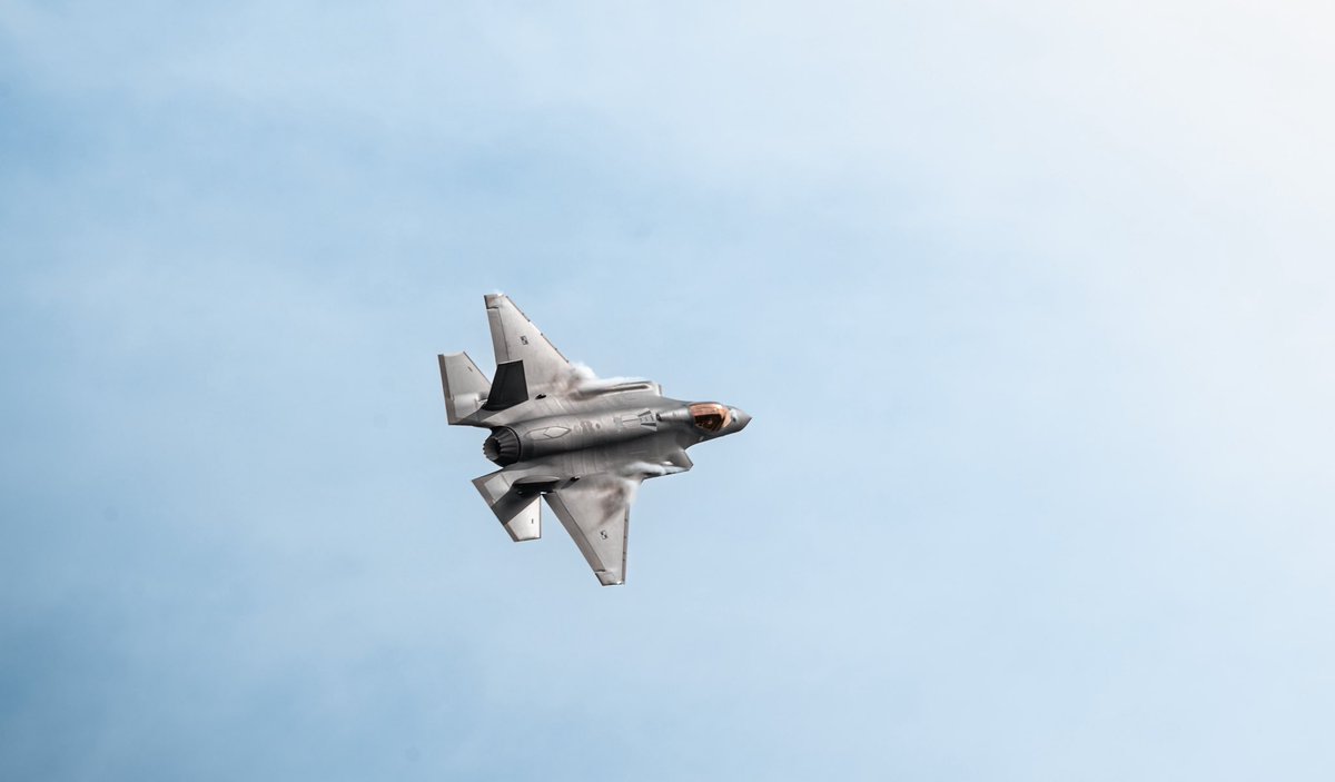 MarcinRogowsk14's tweet photo. Today, the F-35A s/n 3517 was delivered to Łask Air Base, Poland. Together with 3509, 3510, 3511, 3512, 3513, 3514, 3515 and 3516 the 🇵🇱Polish Air Force currently has nine F-35As (out of the 18 so far produced for 🇵🇱).  

Photos via Dowództwa Generalnego Rodzajów Sił Zbrojnych. https://t.co/8DKcXfHrfJ