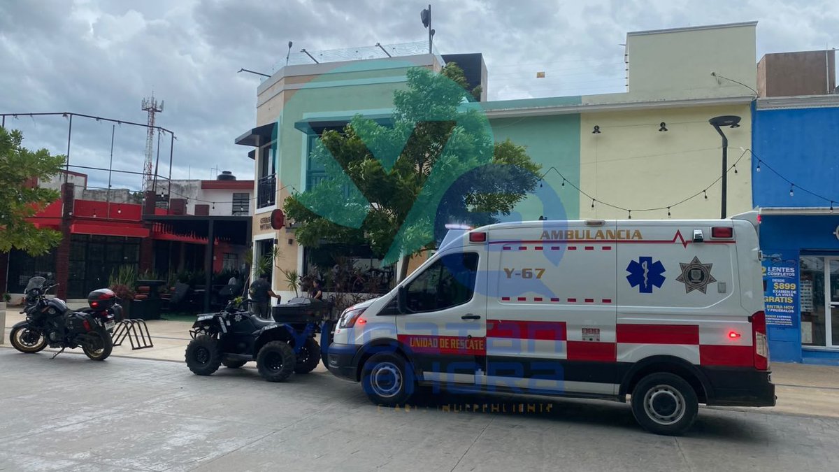 yucatanahora's tweet photo. RÁFAGA DE VIENTO AZOTA PUERTA DE CRISTAL Y LESIONA A EMPLEADO DE RESTAURANTE EN TIZIMÍN

#Policía | Un empleado de un restaurante resultó lesionado luego de que una puerta de cristal templado estallara debido a una fuerte ráfaga de viento en el Centro de Tizimín.

El hombre, de 37 años, intentaba cerrar las puertas del establecimiento “Cuerno de Fuego”, ubicado en la calle 53 entre 50 y 52, cuando el viento azotó una de ellas y provocó que el cristal se rompiera.

Los fragmentos le ocasionaron raspones y heridas en la cabeza, un brazo y la espalda. Fue atendido por paramédicos en el lugar y no requirió traslado a un hospital.

Suscríbete a nuestro canal de Youtube 👇
https://t.co/mlzHfSDEKV⁠

#YucatánAhora
