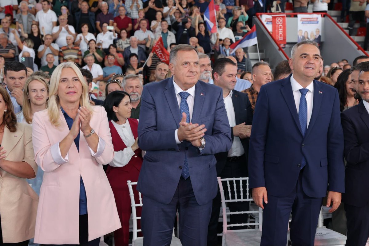 SNSDDodik's tweet photo. Козарска Дубица је мјесто чија је историја дубоко утемељена у историји српског народа и које је кроз вијекове чувало свој идентитет и слободу.
 
Досљедност свом путу и датој ријечи СНСД, на челу са предсједником @MiloradDodik , потврђује годинама. Повјерење које добијамо од мјештана Козарске Дубице је потврда да је исправно оно што радимо за Српску и наш народ.
 
Република Српска мора наставити путем развоја и стабилности. Прави људи да предводе тај пут су наши кандидати @minic_savo и @Cvijanovic_Z . 
 
Овдје повјерење градимо годинама, а знамо да ће тако бити и 4. октобра.
Заједно до побједе.
 
Увијек уз НАРОД
Увијек уз СРПСКУ