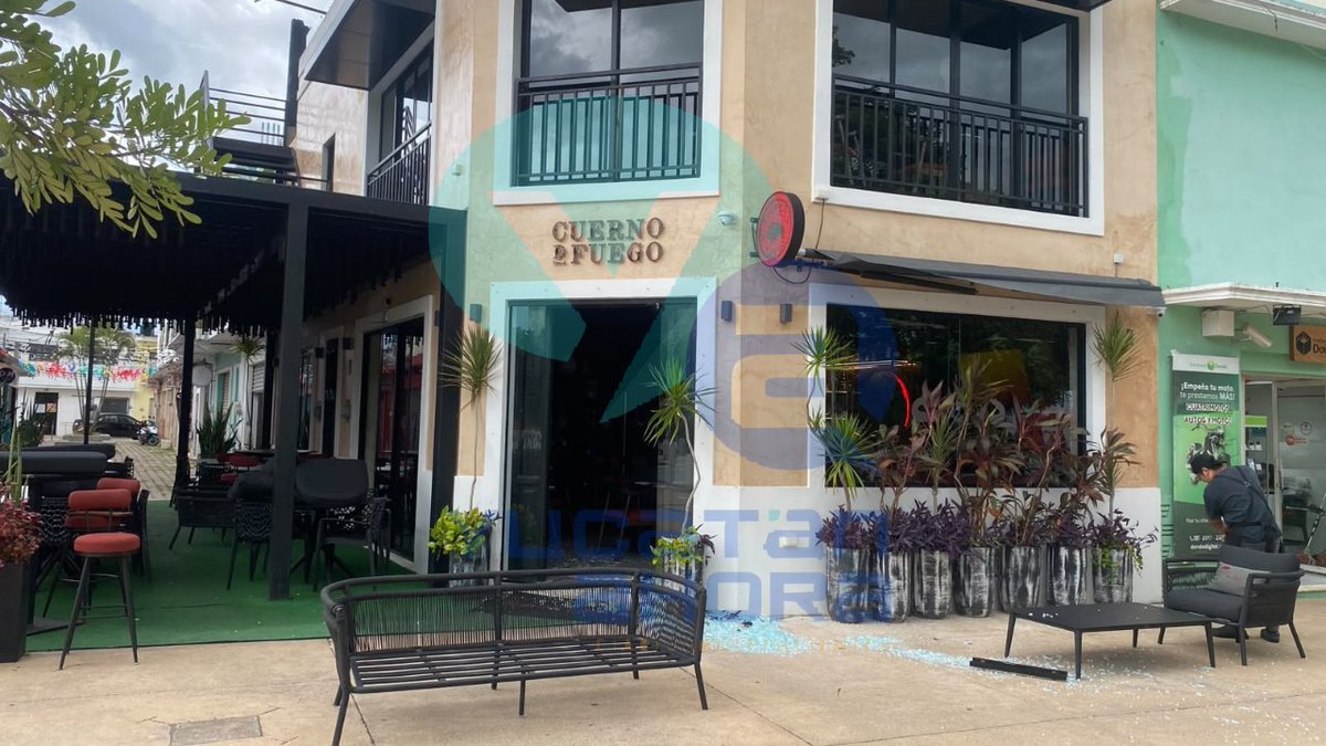 yucatanahora's tweet photo. RÁFAGA DE VIENTO AZOTA PUERTA DE CRISTAL Y LESIONA A EMPLEADO DE RESTAURANTE EN TIZIMÍN

#Policía | Un empleado de un restaurante resultó lesionado luego de que una puerta de cristal templado estallara debido a una fuerte ráfaga de viento en el Centro de Tizimín.

El hombre, de 37 años, intentaba cerrar las puertas del establecimiento “Cuerno de Fuego”, ubicado en la calle 53 entre 50 y 52, cuando el viento azotó una de ellas y provocó que el cristal se rompiera.

Los fragmentos le ocasionaron raspones y heridas en la cabeza, un brazo y la espalda. Fue atendido por paramédicos en el lugar y no requirió traslado a un hospital.

Suscríbete a nuestro canal de Youtube 👇
https://t.co/mlzHfSDEKV⁠

#YucatánAhora