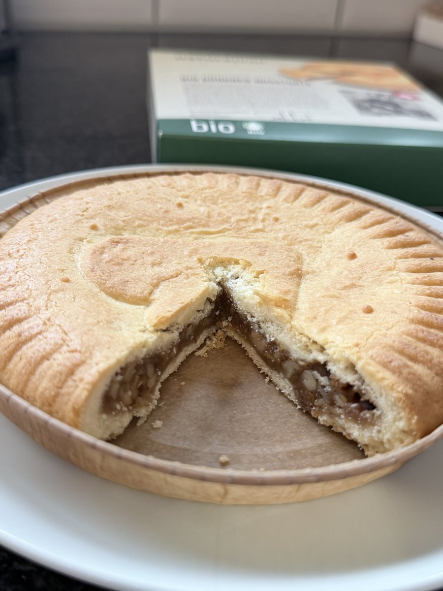 marumarucheese0's tweet photo. エンガディナーはスーパーで売られているものでもおいしいので時々食べる。エンガディナーは、クルミッ子のもとになったスイスの伝統菓子だよ🐿ﾞ https://t.co/pWRX11GzS8