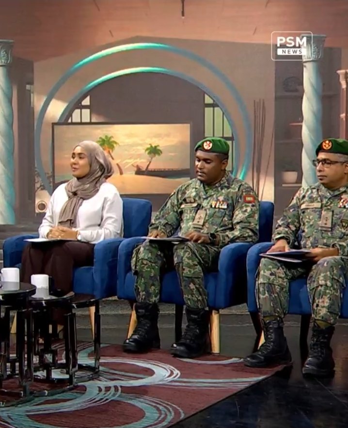 Addey_33's tweet photo. ސިޔާސީ މީހުންނާއިއެކު ޔުނިފޯމް އެޅި ސިފައިން ޓީވީތަކަށް އެރުން ހުއްޓާލަންޖެހޭ https://t.co/X4CHmb7RgK