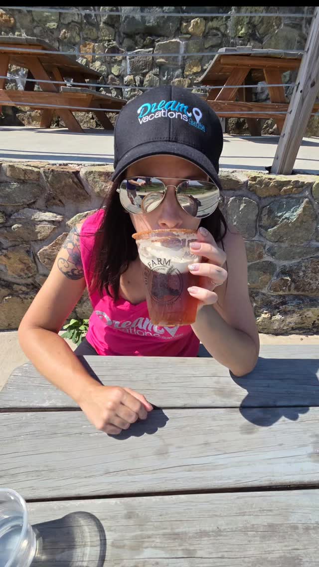 blumier's tweet photo. After hiking 4 miles... PUMPKIN ALE 🍺 🍂🎃🍻#talleyyouradventure #dreamvacations #travelmore #dirtfarmbrewing #dirtfarm @dirtfarmbrewing https://t.co/JJSAdzeWbA